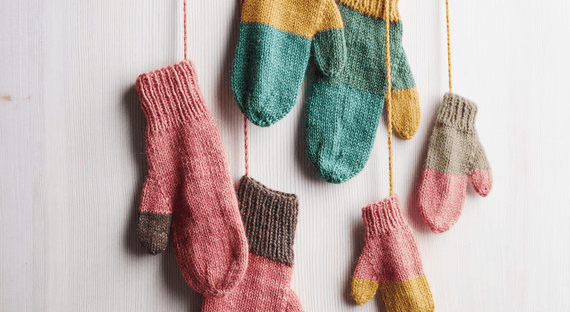 Minimal knitting colorful mittens